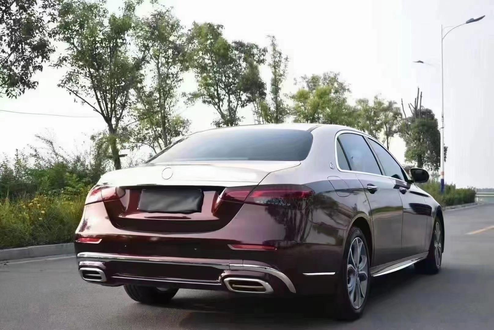 W213 YENI E SERISI IÇIN UYUMLU 2020+ MAYBACH GÖRÜNÜM BODY KIT(SIYAH SIS KAPAK)